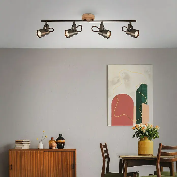Briloner Tahun Regleta - 20 W, L x An x Al: 68,4 x 9 x 15,5 cm, Gris/Marrón, GU10, 4 ud. - Esta foto muestra una moderna lámpara de techo con cuatro focos. La lámpara está montada en un espacio habitable, proporcionando iluminación.