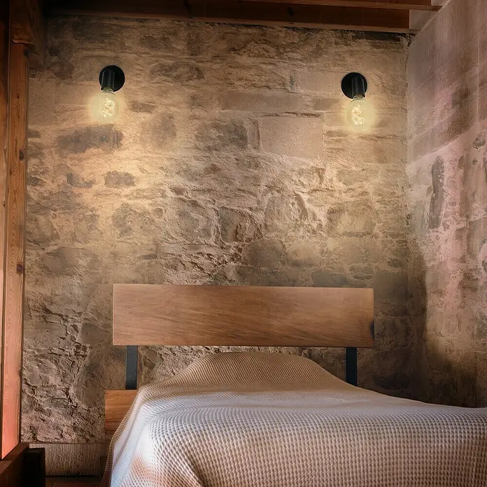 Briloner Pearl Aplique de pared redondo - 60 W, Ø x Al: 10 x 8 cm, Negro, Negro, E27 - Lámparas de pared con bombillas Edison acentúan un cabecero de piedra rústica, añadiendo un toque de calidez y carácter a la habitación.