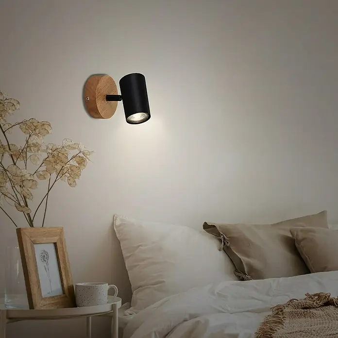 Briloner Muritz Aplique de pared redondo - 35 W, Ø x Al: 9 x 12 cm, Negro/Marrón, GU10 - Elegante lámpara de pared con base de madera y foco negro, que emite una luz cálida y crea un ambiente acogedor.