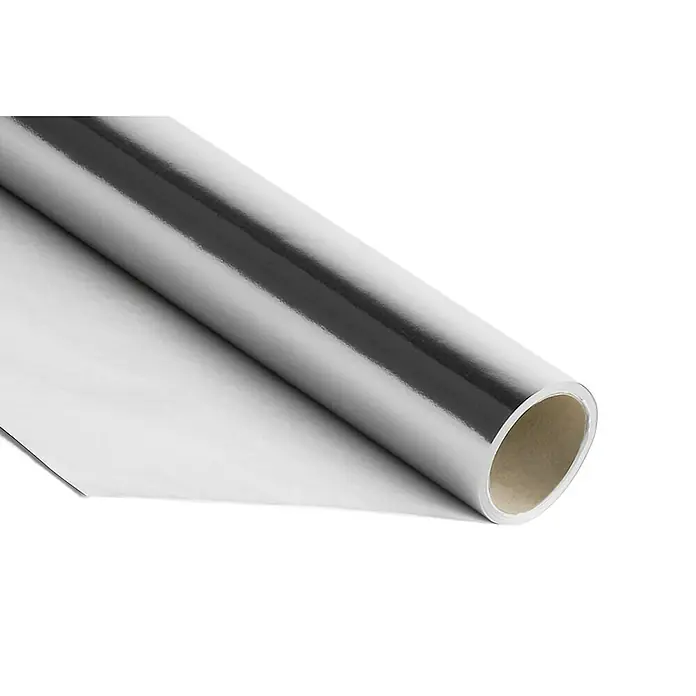 Nmc Noma Tapetenisolierfolie noma®alu - 5 x 0,5 m, Aluminium, Stärke: 0,07 mm - Nahaufnahme einer Rolle silberner Klebefolie, die sich ideal für Bastelarbeiten und Dekorationen eignet. Die Folie ist glänzend und reflektierend.