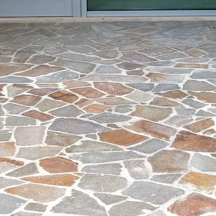 Polygonalplatte - Grau/Rot, Porphyr, Volumen: 1 m² - Pflasterung aus unregelmäßigen Natursteinplatten in erdigen und grauen Tönen.