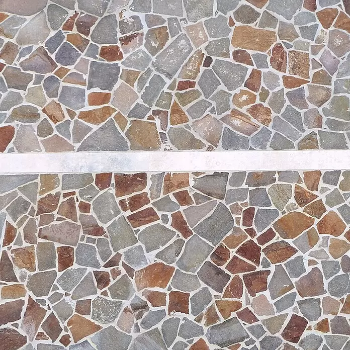 Polygonalplatte - Grau/Rot, Porphyr, Volumen: 1 m² - Mehrfarbige, unregelmäßige Steinmosaikfliesen mit hellem Querstreifen.