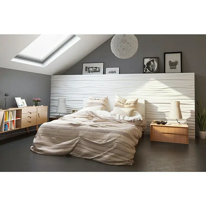 Nmc Decoflair Wandpaneel OCEAN - Weiß, 760 x 380 mm, Kunststoff - Einladendes Schlafzimmer mit einem komfortablen Bett, einem hellen Tageslichtfenster und einer dekorativen Wandstruktur.