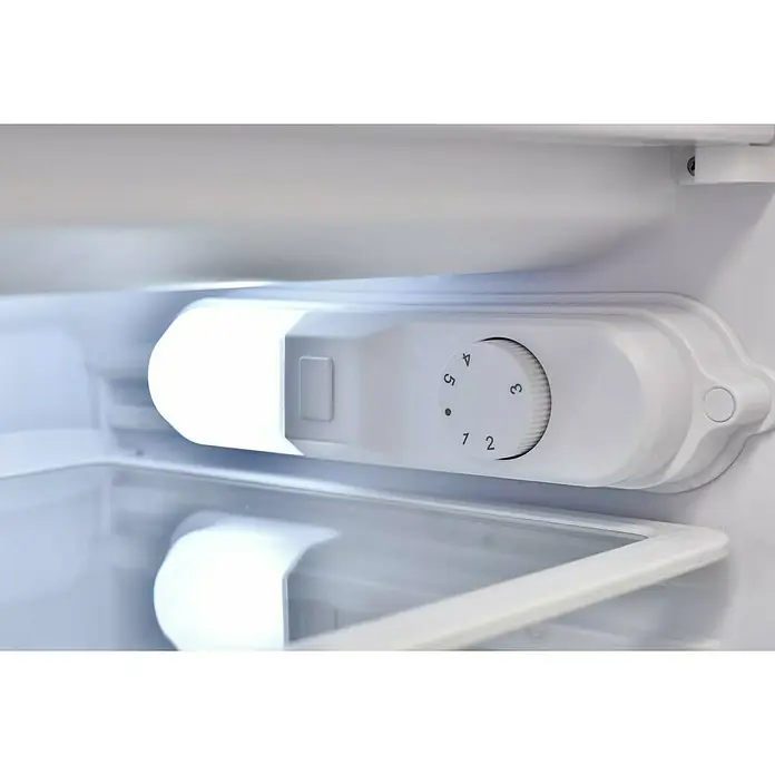 Respekta Küchenzeile Malia Typ 2 - Breite: 310 cm, Weiß/Beton, Mit Elektrogeräten - Nahaufnahme des Temperaturreglers im Kühlschrank, der die Temperatureinstellungen von 1 bis 7 anzeigt.