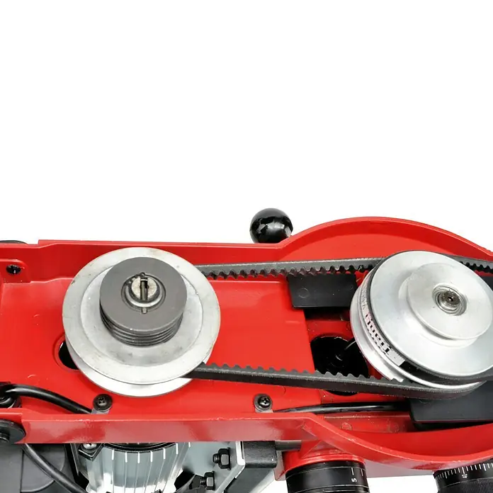 Rotwerk Tischbohrmaschine RB 18 Vario - 600 W - Nahaufnahme der Riemen und Riemenscheiben eines roten Tischbohrers, die die Kraftübertragung des Werkzeugs zeigen.