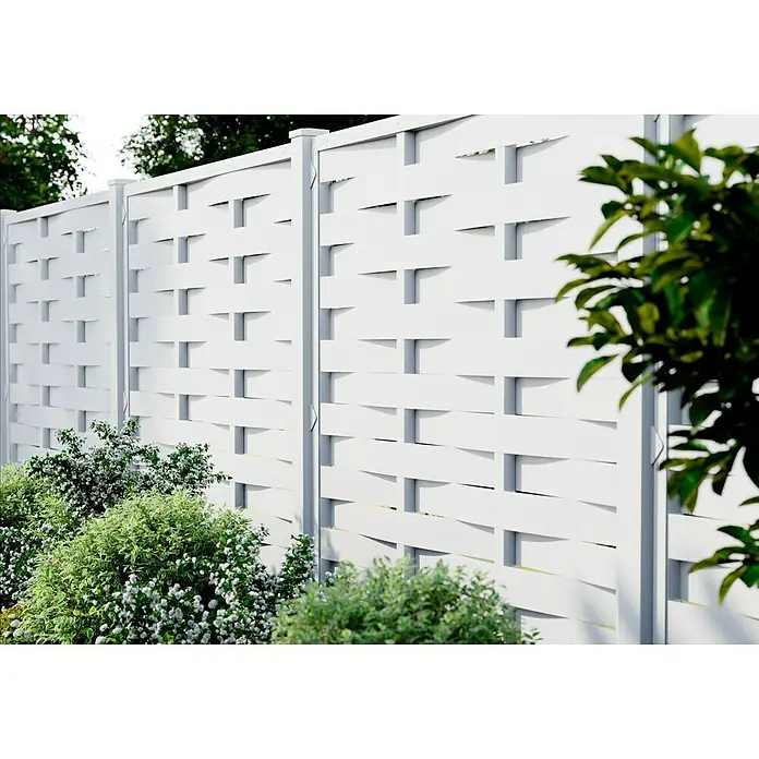 T & J Lightline Sichtschutzelement Lamellen - 180 x 180 cm, Weiß - Nahaufnahme eines modernen, weißen Sichtschutzzauns mit dekorativem Flechtmuster, umgeben von üppigem Grün.