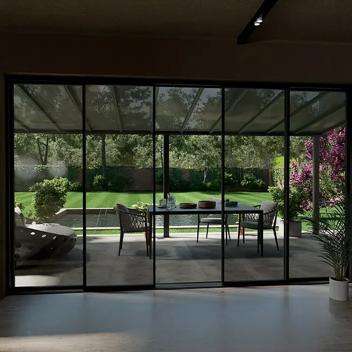 Gardendreams Terrassenüberdachung Comfort - B x T: 604 x 300 cm, Anthrazitgrau, Polycarbonat, Transparent - Ein elegantes Esszimmer mit Terrassentüren, die einen Blick auf einen grünen Garten mit einem kleinen Pool freigeben. Das Interieur ist stilvoll und modern.