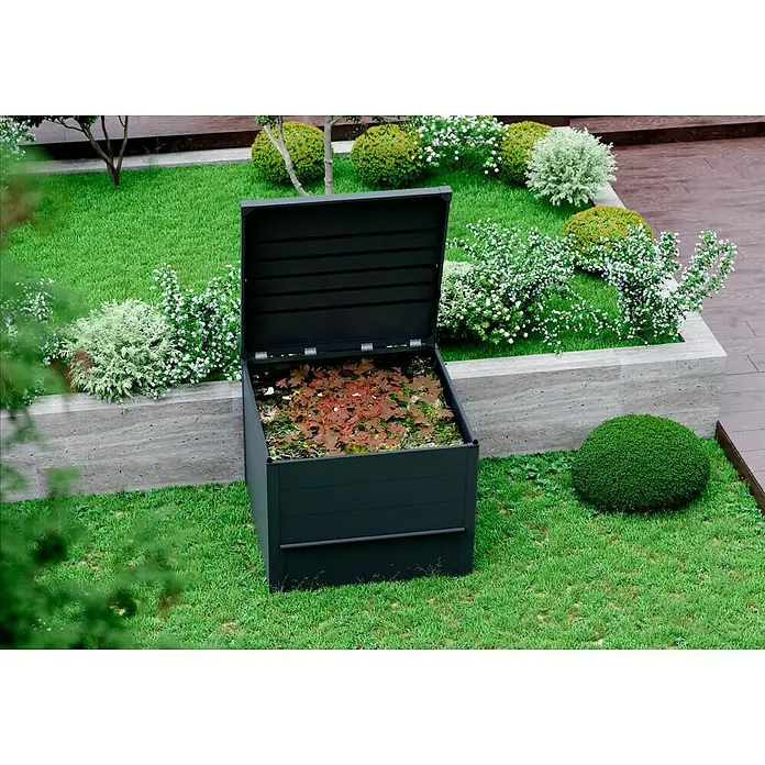 Gardol Komposter - 830 l, 100 x 100 x 83 cm - Die schwarze Gartenbox mit geöffnetem Deckel ist mit Blättern gefüllt und steht im Grünen. Praktisch für die Gartenabfälle.