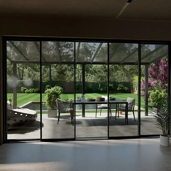 Gardendreams Terrassenüberdachung Comfort - B x T: 544 x 250 cm, Anthrazitgrau, Polycarbonat, Transparent - Elegantes Schiebetürsystem mit schlanken, schwarzen Rahmen, das den Innenraum nahtlos mit dem Garten verbindet und viel Tageslicht hereinlässt.