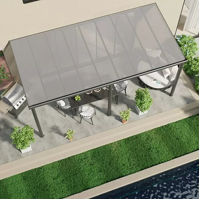 Gardendreams Terrassenüberdachung Comfort - B x T: 544 x 250 cm, Anthrazitgrau, Polycarbonat, Transparent - Moderne graue Terrassenpergola mit transluzentem Dach, die eine Essgruppe und einen Loungebereich am Pool auf einer Terrasse überdacht.