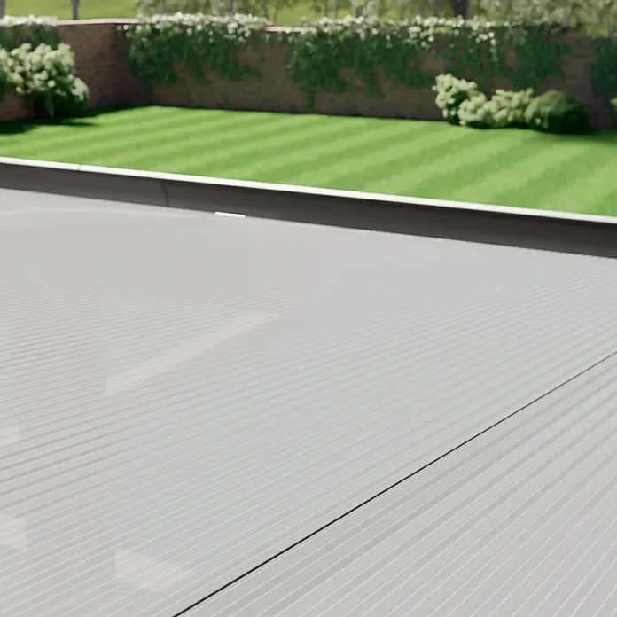 Gardendreams Terrassenüberdachung Comfort - B x T: 544 x 250 cm, Anthrazitgrau, Polycarbonat, Transparent - Eine Nahaufnahme einer grauen, geriffelten Oberfläche mit einem dunklen Rand, möglicherweise ein Terrassendach oder eine ähnliche Konstruktion.