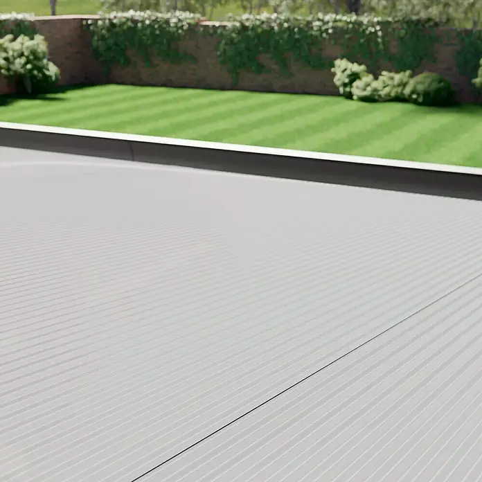 Gardendreams Terrassenüberdachung Comfort - B x T: 424 x 300 cm, Anthrazitgrau, Polycarbonat, Transparent - Eine Nahaufnahme einer grauen Terrassendiele, die ein elegantes, modernes Design und Langlebigkeit für jeden Außenbereich bietet.