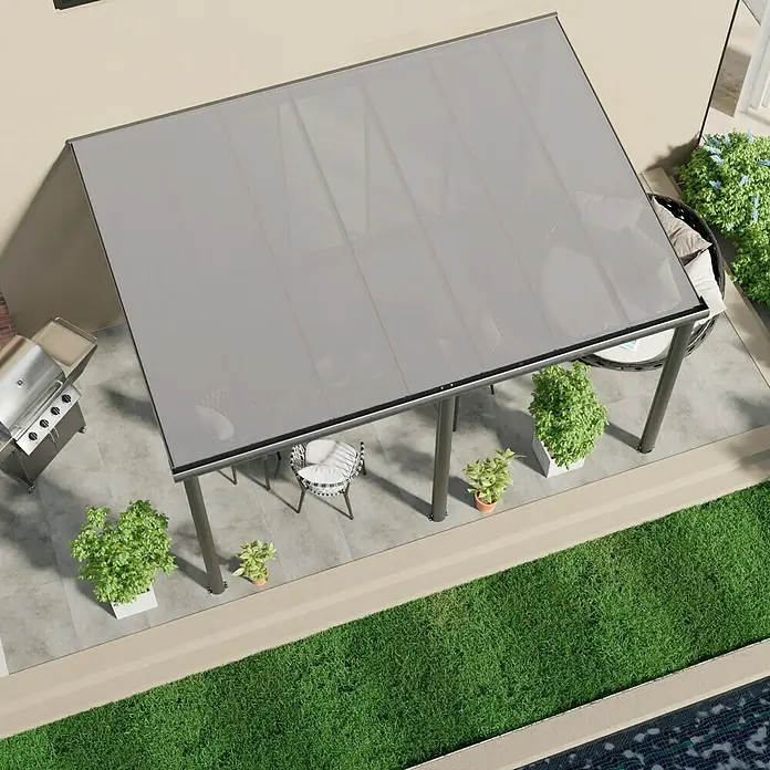 Gardendreams Terrassenüberdachung Comfort - B x T: 424 x 300 cm, Anthrazitgrau, Polycarbonat, Transparent - Draufsicht auf eine moderne Terrassenüberdachung mit Grill, Stuhl und Pflanzen, die einen stilvollen und funktionalen Außenbereich schafft.