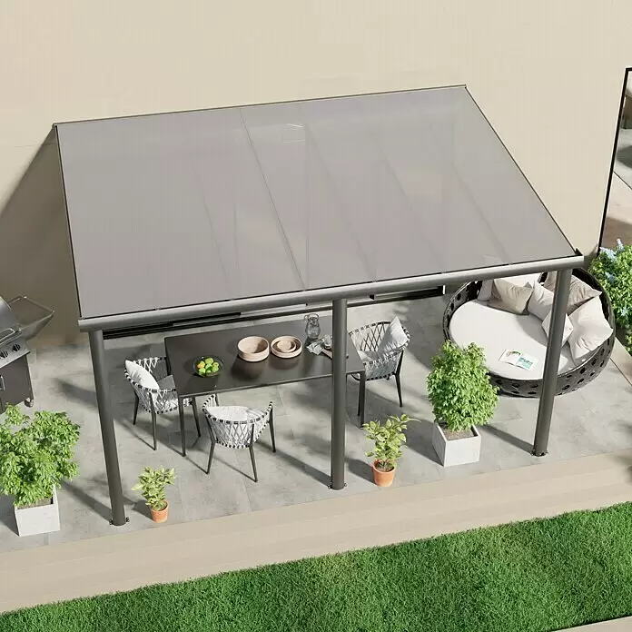 Gardendreams Terrassenüberdachung Comfort - B x T: 424 x 300 cm, Anthrazitgrau, Polycarbonat, Transparent - Graue, moderne Pergola beschattet einen Ess- und Loungebereich im Freien auf einer Terrasse.
