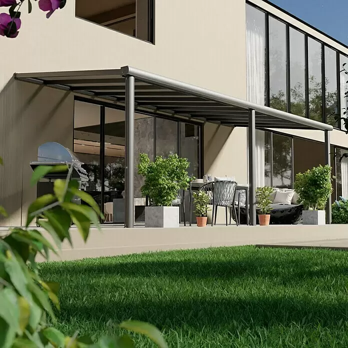 Gardendreams Terrassenüberdachung Comfort - B x T: 604 x 250 cm, Anthrazitgrau, Polycarbonat, Transparent - Moderne graue Pergola spendet Schatten für eine Terrasse mit Gartenmöbeln und Grill.