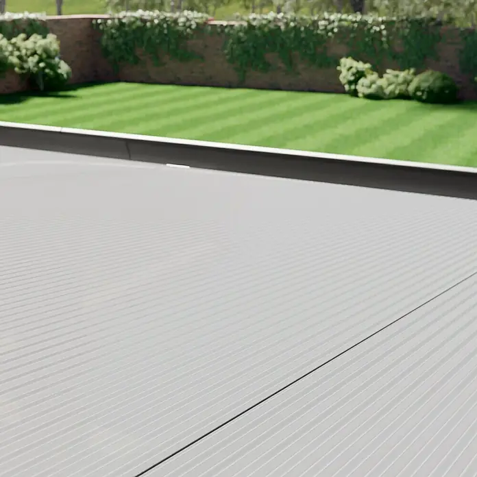 Gardendreams Terrassenüberdachung Comfort - B x T: 604 x 250 cm, Anthrazitgrau, Polycarbonat, Transparent - Nahaufnahme einer modernen, grau gestreiften Terrassenoberfläche mit Gartenblick. Stilvolles Design für den Außenbereich.