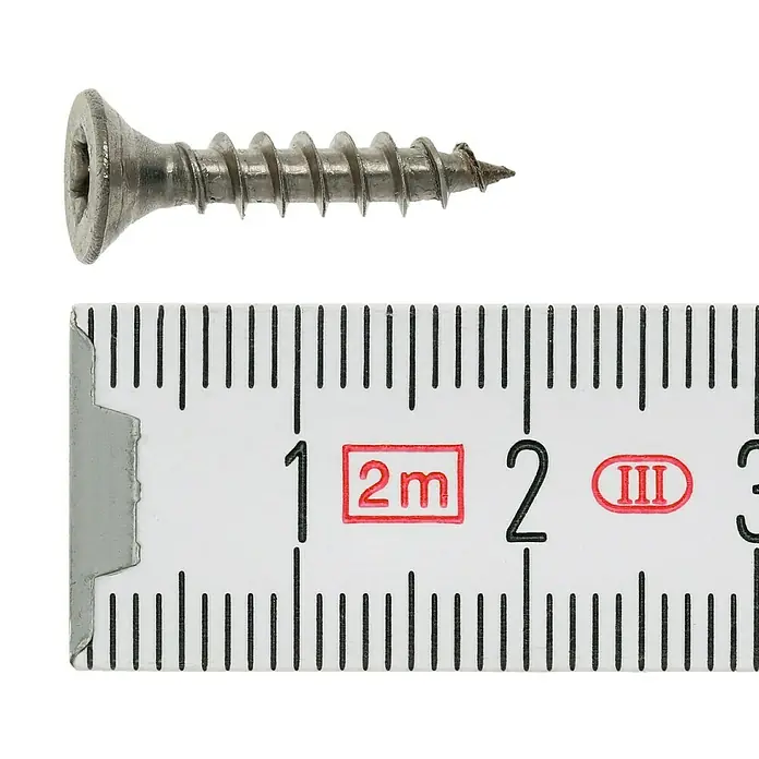 Profi Depot Spanplattenschraube A2 - Durchmesser: 4 mm, Länge: 20 mm, Edelstahl, TX für TORX-Antriebe, Vollgewinde, 200 Stk. - Nahaufnahme einer Schraube, die mit einem Lineal gemessen wird, um ihre Größe zu bestimmen. Die Schraube ist aus Metall gefertigt.