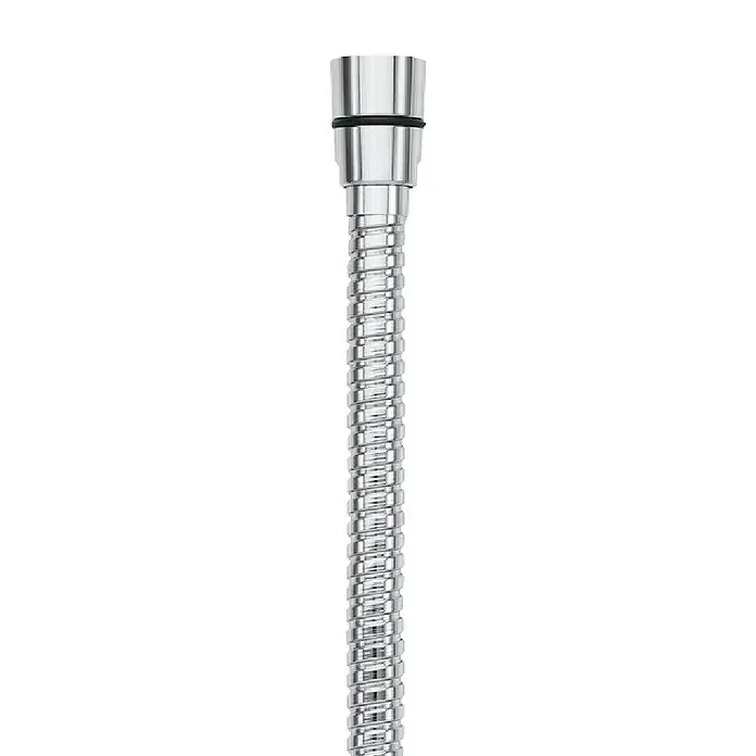 Roca Flexo de ducha Neo-Flex - Largo: 200 cm, Acero inoxidable, Cromo - Primer plano de una manguera metálica flexible cromada con textura acanalada y anillo de sellado negro, ideal para fontanería.
