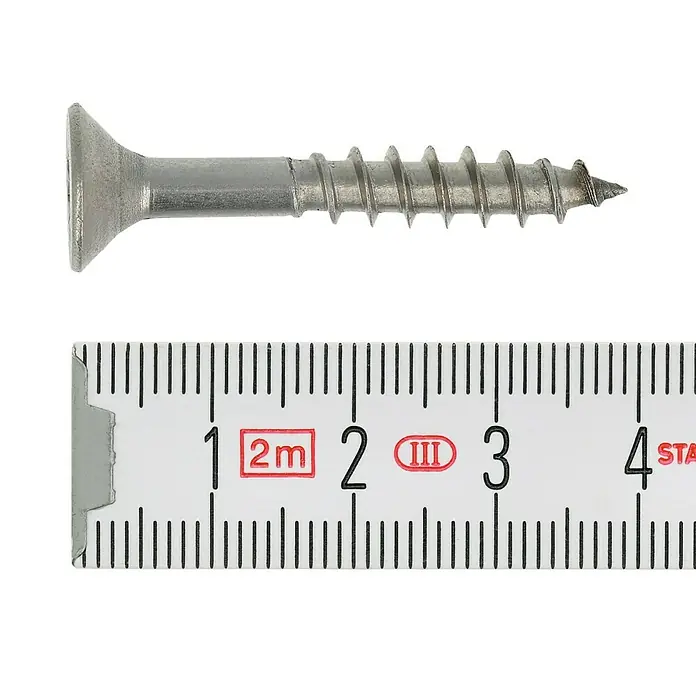 Profi Depot Spanplattenschraube A2 - Durchmesser: 6 mm, Länge: 40 mm, Edelstahl, TX für TORX-Antriebe, Teilgewinde, 100 Stk. - Nahaufnahme einer Senkkopfschraube aus Metall, gemessen mit einem Zollstock, der eine Länge von etwa 3 cm anzeigt.