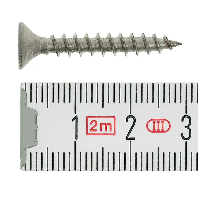 Profi Depot Spanplattenschraube A2 - Durchmesser: 4,5 mm, Länge: 30 mm, Edelstahl, TX für TORX-Antriebe, Vollgewinde, 200 Stk. - Detailaufnahme einer Holzschraube neben einem Messlineal, das etwa 3 cm anzeigt.