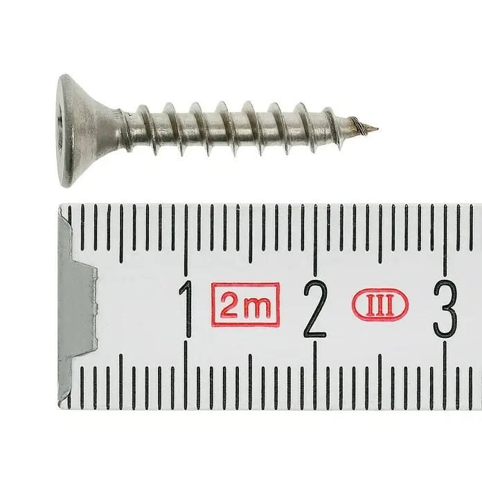 Profi Depot Spanplattenschraube A2 - Durchmesser: 4,5 mm, Länge: 25 mm, Edelstahl, TX für TORX-Antriebe, Vollgewinde, 200 Stk. - Eine Nahaufnahme einer Senkkopfschraube aus Edelstahl neben einem Messschieber zur Größenbestimmung.