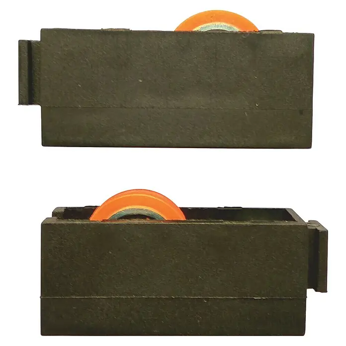 Cojinete de bolas plástico 1-P - Diámetro: 19 mm, Ancho: 14 mm - Dos vistas de un cojinete de carro de rodillos negro con una rueda naranja diseñada para un movimiento suave y soporte.