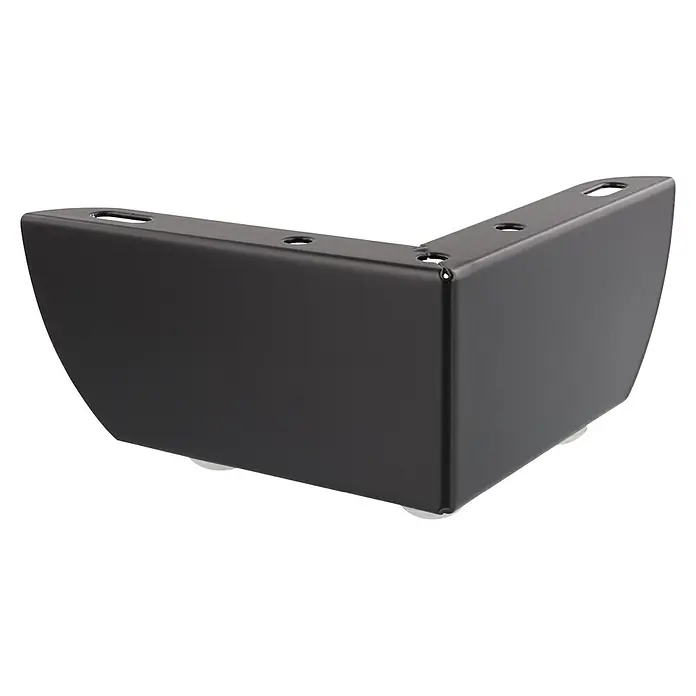Wagner System Möbelfuß - L x B x H: 110 x 110 x 56 mm, Stahl, Schwarz - Detailaufnahme eines modernen, schwarzen Ecksofa-Fußes mit Befestigungslöchern und Gleitern. Ideal für stilvolle Möbeldesigns.