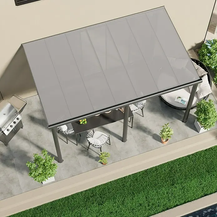 Gardendreams Terrassenüberdachung Comfort - B x T: 424 x 250 cm, Anthrazitgrau, Polycarbonat, Transparent - Eine moderne Terrassenüberdachung mit stilvollen Möbeln und Grill, die einen komfortablen und schattigen Außenbereich bietet.