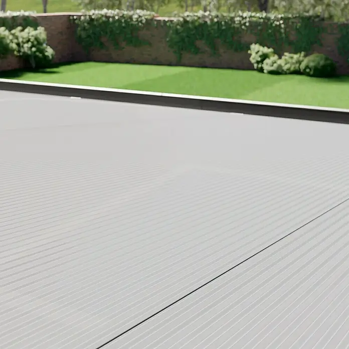 Gardendreams Terrassenüberdachung Comfort - B x T: 304 x 300 cm, Anthrazitgrau, Polycarbonat, Transparent - Nahaufnahme einer weißen, gerippten Oberfläche, wahrscheinlich eine moderne Dach- oder Terrassenkonstruktion mit Garten im Hintergrund.