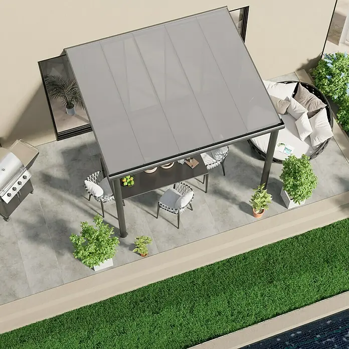 Gardendreams Terrassenüberdachung Comfort - B x T: 304 x 250 cm, Anthrazitgrau, Polycarbonat, Transparent - Ein stilvoller Außenbereich mit einer modernen Pergola über einem Esstisch und einem gemütlichen Sitzbereich.