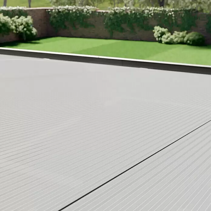 Gardendreams Terrassenüberdachung Comfort - B x T: 424 x 250 cm, Anthrazitgrau, Polycarbonat, Transparent - Hellgraues Wellblechdach oder Terrassendeck mit Blick auf einen unscharfen Garten.