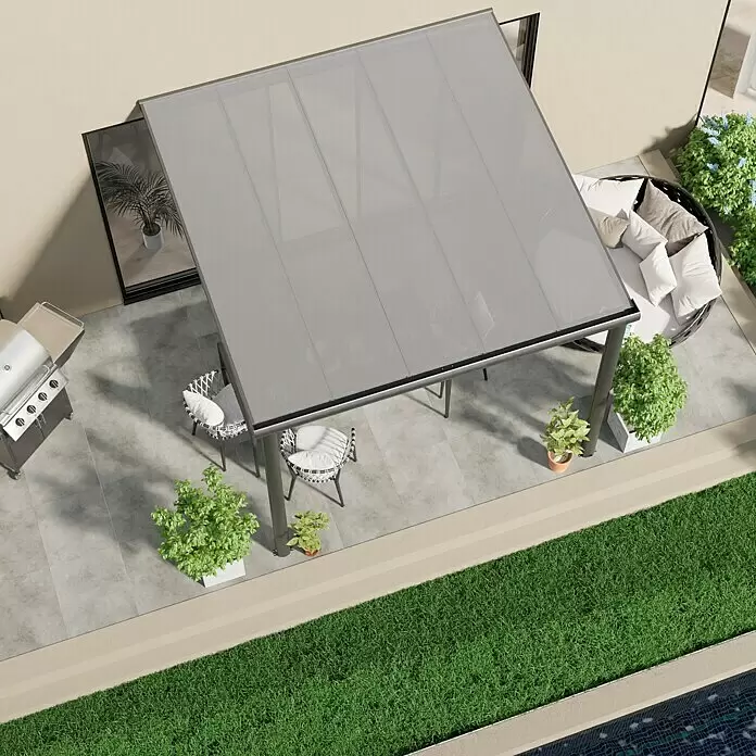 Gardendreams Terrassenüberdachung Comfort - B x T: 304 x 300 cm, Anthrazitgrau, Polycarbonat, Transparent - Eine moderne graue Pergola spendet Schatten auf einer Terrasse mit Gartenmöbeln, Grill und Pflanzen, neben Rasen und Pool.