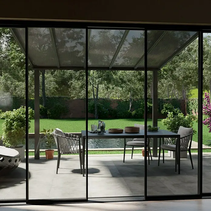 Gardendreams Terrassenüberdachung Comfort - B x T: 304 x 300 cm, Anthrazitgrau, Polycarbonat, Transparent - Ein eleganter Essbereich im Freien mit einem modernen Tisch und Stühlen, geschützt durch eine stilvolle Überdachung.