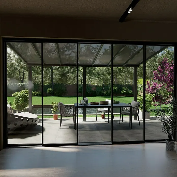 Gardendreams Terrassenüberdachung Comfort - B x T: 424 x 250 cm, Anthrazitgrau, Polycarbonat, Transparent - Ein einladender Außenbereich mit einem eleganten Esstisch und Stühlen unter einer transparenten Überdachung, die den Blick in den Garten freigibt.