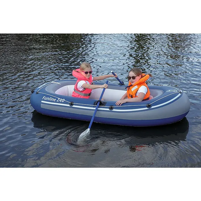 Talamex Schlauchboot Funline 240 - 240 x 140 cm, Geeignet für: 2 Personen, Nutzlast: 165 kg - Zwei Mädchen in Schwimmwesten rudern in einem Funline 240 Schlauchboot auf einem See.