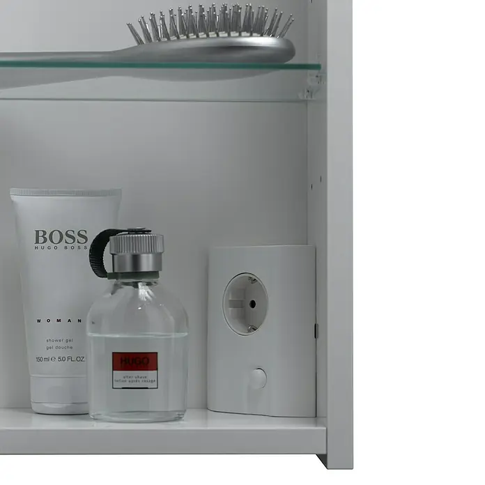 Jokey Spiegelschrank Tagona - B x H: 80 x 65 cm, Holz, Weiß - Einblick in einen Badezimmerschrank mit einer silbernen Haarbürste, Boss Duschgel, Hugo Aftershave und einer Steckdose.