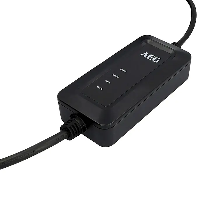 AEG Kfz-Ladekabel Schuko-Stecker zu Typ 2 Stecker - Kabellänge: 7 m - Nahaufnahme eines schwarzen AEG-Ladegeräts für Elektrofahrzeuge mit Anzeigeleuchten für Strom, Ladung und Fehlerstatus.