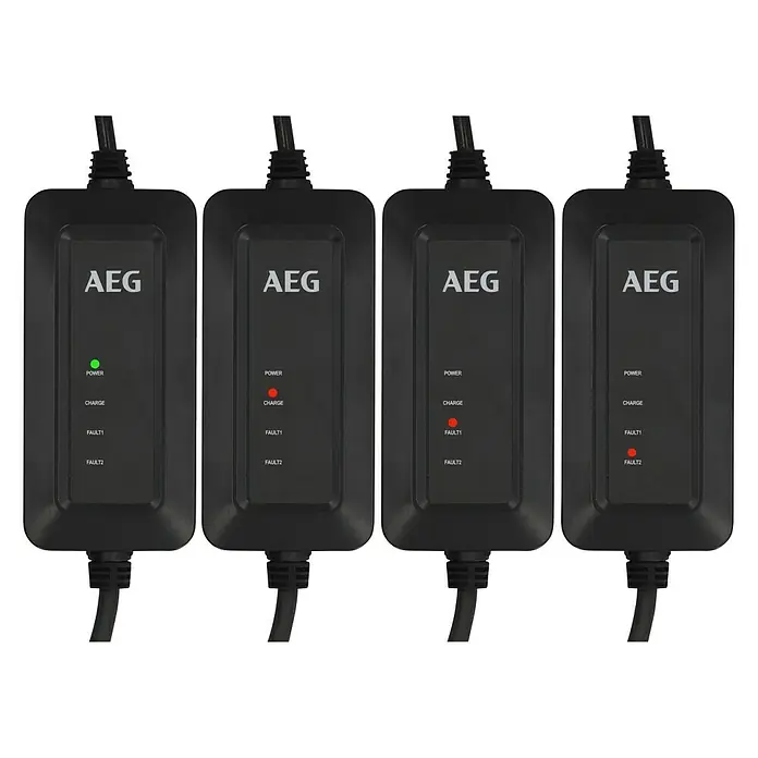 AEG Kfz-Ladekabel Schuko-Stecker zu Typ 2 Stecker - Kabellänge: 7 m - Darstellung von vier AEG-Ladegeräten mit Kabel, die Strom-, Lade- und Fehleranzeigen aufweisen.