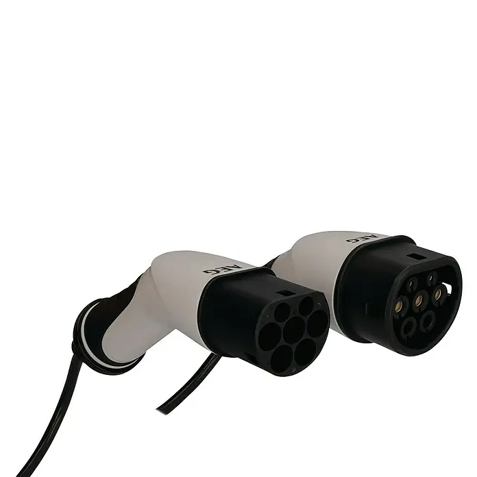 AEG Kfz-Ladekabel Schuko-Stecker zu Typ 2 Stecker - Kabellänge: 7 m - Das Bild zeigt zwei Ladestecker für Elektrofahrzeuge der Marke AEG. Die Stecker sind weiß mit schwarzen Enden und haben unterschiedliche Anschlussmuster.
