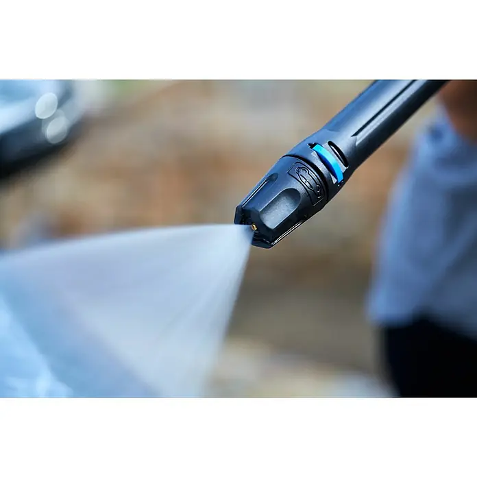 Nilfisk Click & Clean Boquilla para vehículo Click & Clean - Presión máx.: 150 bar - Primer plano de una boquilla de hidrolavadora que emite un potente chorro de agua, perfecto para tareas de limpieza al aire libre.
