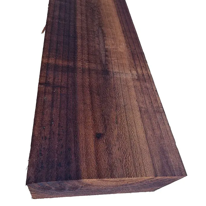 Traviesa de madera - 200 x 20 x 10 cm, Pino - Primer plano de un trozo de madera rectangular de color marrón oscuro con un patrón de vetas distintivo.