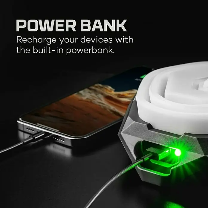 Nebo Tools Linterna Galileo Air - 12 x 12 x 11,8 cm, 40 lm - 1.000 lm, IPX4 - La imagen muestra una power bank cargando un smartphone, destacando sus capacidades de recarga incorporadas con un indicador LED verde.