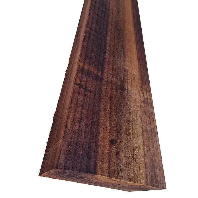 Traviesa de madera - 200 x 20 x 10 cm, Pino - Primer plano de un trozo de madera oscura procesada, con vetas visibles.