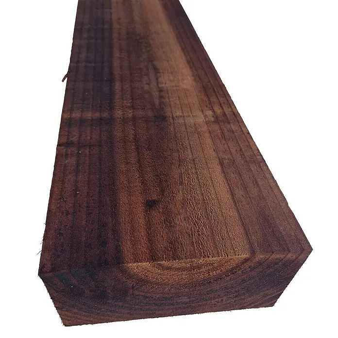 Traviesa de madera - 200 x 20 x 10 cm, Pino - Primer plano de un trozo de madera rectangular marrón oscuro con un borde redondeado, destacando la veta natural de la madera.