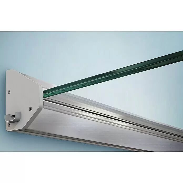 Gutta Vordach LED - 160 x 93,5 x 13,5 cm, Silber, Klarglas - Nahaufnahme einer klaren Glasplatte, die an einer gebürsteten Metall-Wandhalterung vor einer hellblauen Wand befestigt ist.