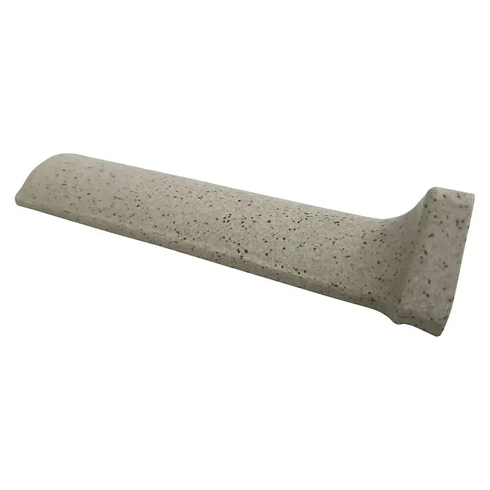 Sockelfliese Cefalu Hohlkehle Außen - 10 x 2,5 cm, Grau, Matt - Nahaufnahme eines Betonsitzpolsters mit dunklen Flecken auf schwarzem Hintergrund.