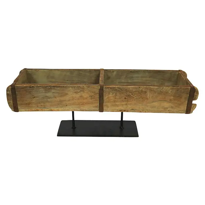 Holzbox Brick - 58 x 15 x 23 cm, Natur/Schwarz - Rustikaler Pflanzkasten aus Holz mit Metallakzenten, ideal für die Präsentation von Pflanzen oder Dekorationsartikeln.