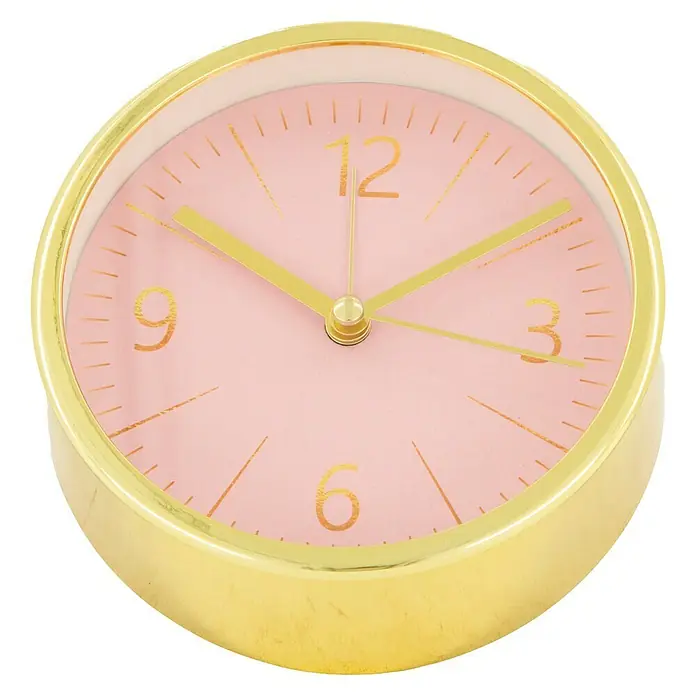 Wanduhr - Durchmesser: 11 cm, Pink/Gold - Nahaufnahme einer goldenen Tischuhr mit rosafarbenem Zifferblatt und gut sichtbaren goldenen Zeigern. Ideal für Nachttisch oder Schreibtisch.