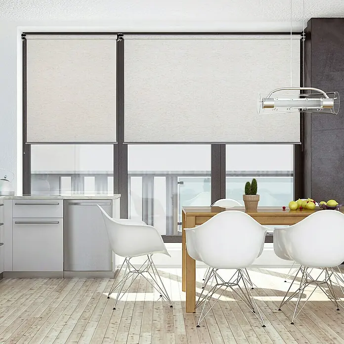 Estor enrollable Roll-up Scandi - An x Al: 80 x 250 cm, Lino, Unicolor - Dos persianas enrollables de color claro adornan una ventana en un comedor, combinando estética moderna con diseño funcional.