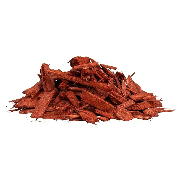 Bevermann Dekormulch - 50 l, Ziegelrot - Ein Haufen rot gefärbter Holzschnitzel, die für Gartenprojekte verwendet werden können. Perfekt zur Bodenabdeckung und Dekoration.